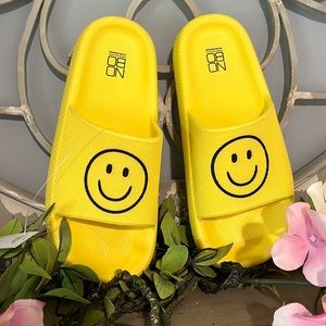 Smiley Face Comfy Yellow Slides Womens 8 Beach Shower Shoes Sandals